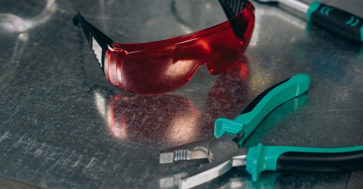 réparation de lunettes rapide et efficace pour tous types de montures. service professionnel et de qualité pour redonner vie à vos lunettes.