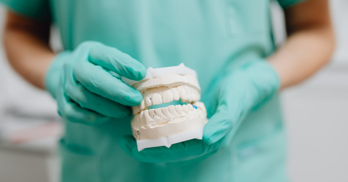 découvrez les étapes clés du traitement orthodontique, de la consultation initiale à la pose des appareils et au suivi, pour un sourire parfait.