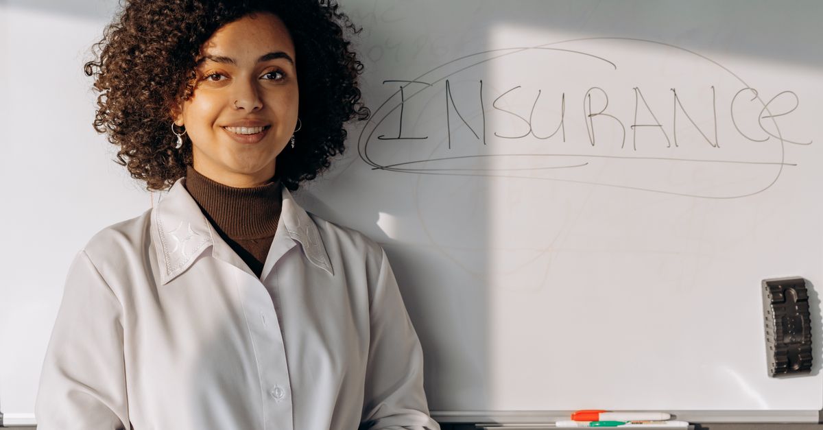 agent d'assurance professionnel offrant des conseils personnalisés et des solutions adaptées pour protéger vos biens, votre santé et votre avenir.