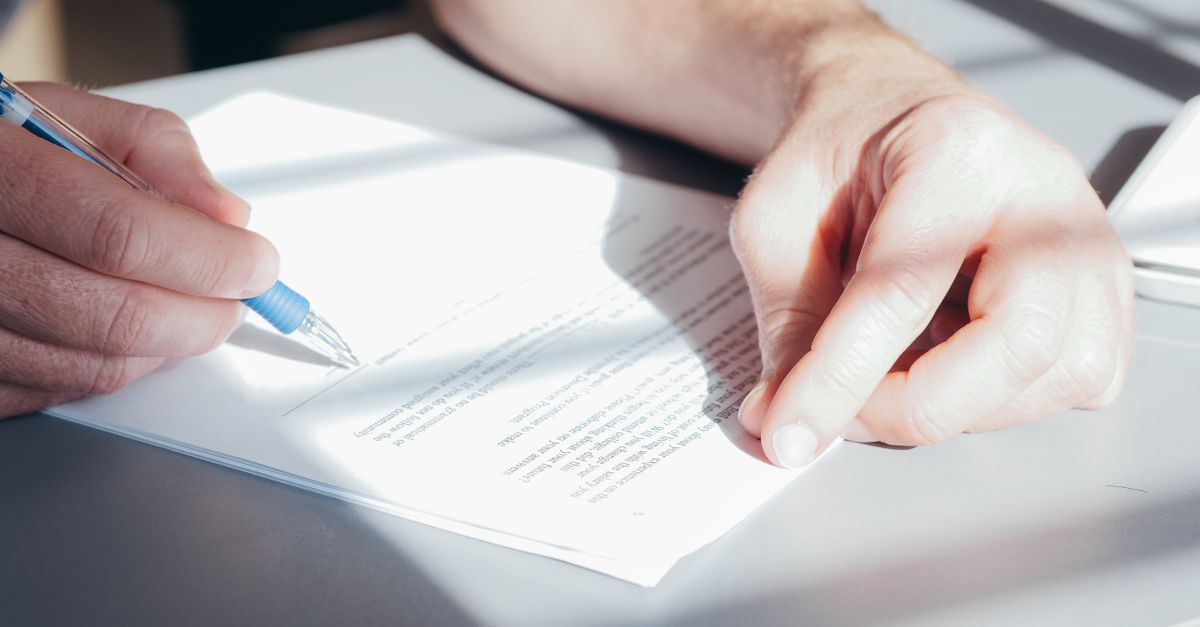découvrez comment déclarer une réclamation sous garantie décennale pour assurer la protection de vos constructions contre les vices cachés et malfaçons pendant 10 ans.