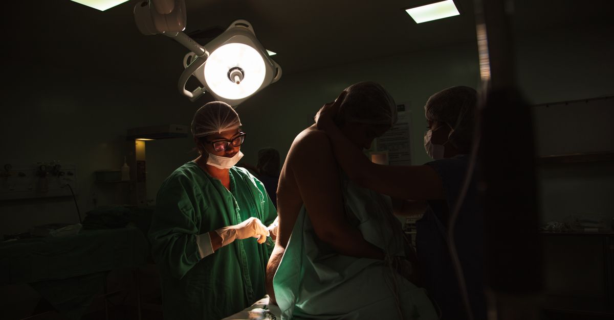 découvrez quand la chirurgie de la gynécomastie peut être prise en charge par l’assurance, les critères d’éligibilité et les démarches à prévoir.